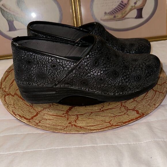 Dansko 40 9.5-10 Black Silver Medallion Patent Leather Professional Clogs - Picture 3 of 12
